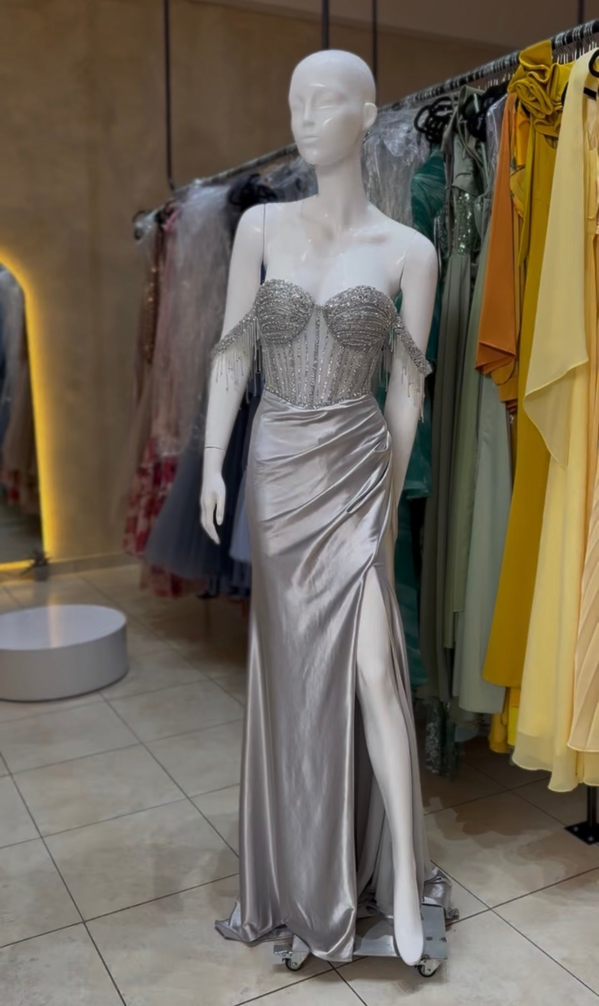 Vestido plata aplicación parte alta