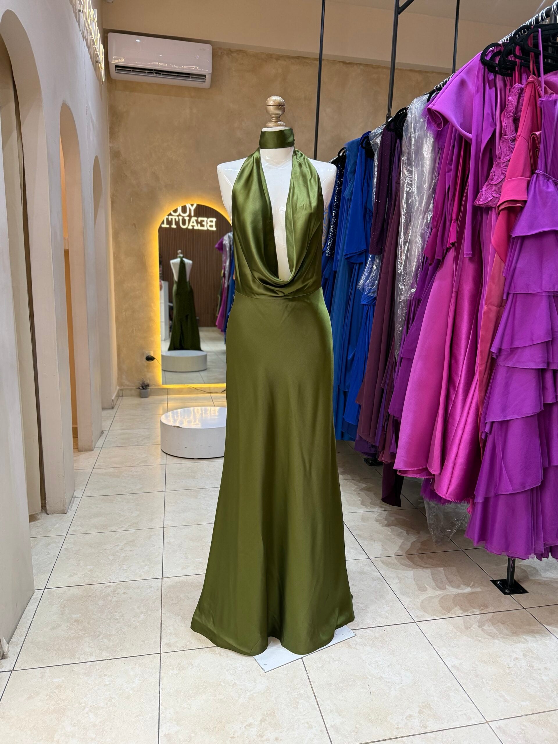 Vestido verde olivo escote profundo en busto y espalda image 0