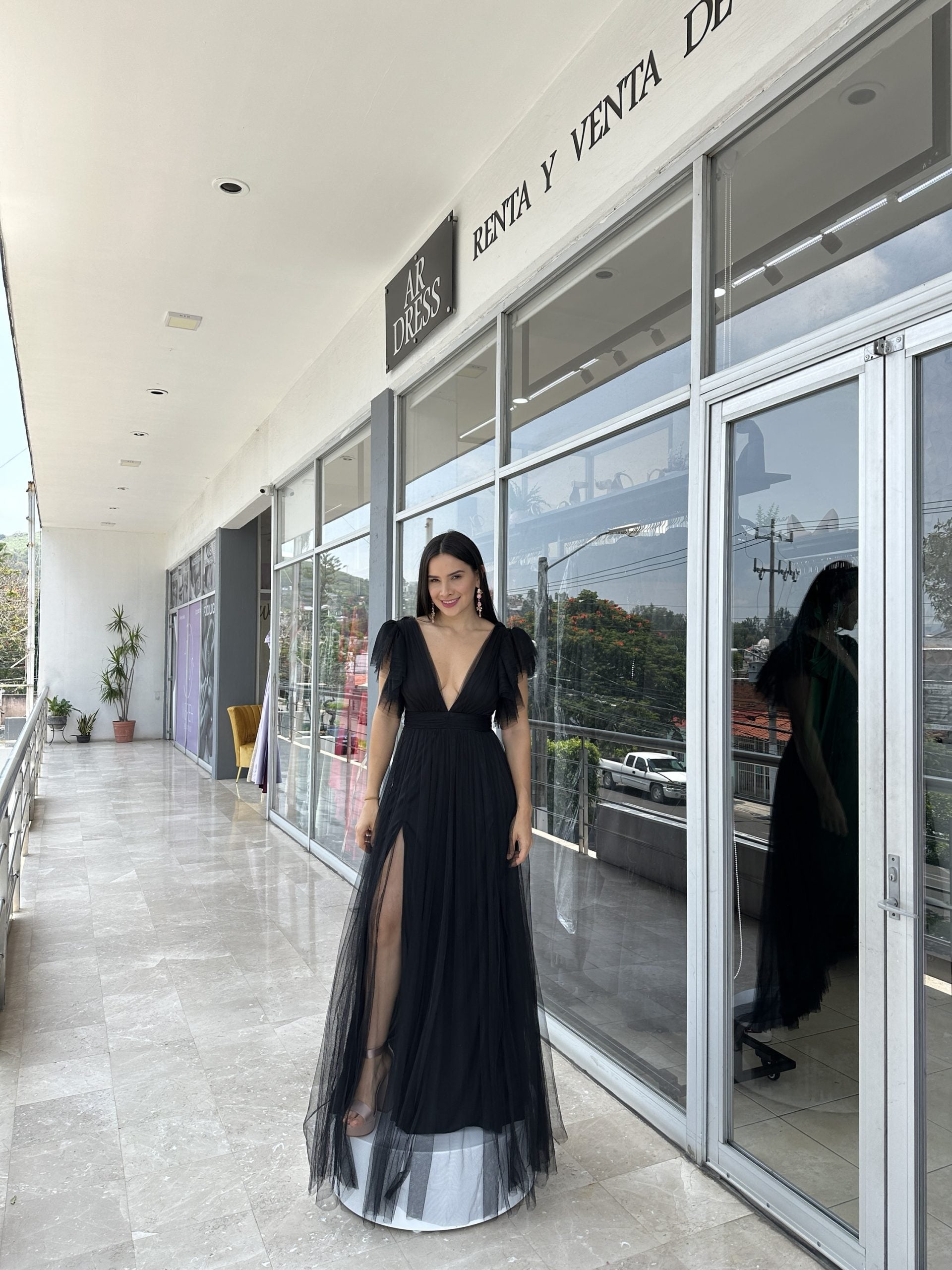 Vestido negro tul escote V image 1