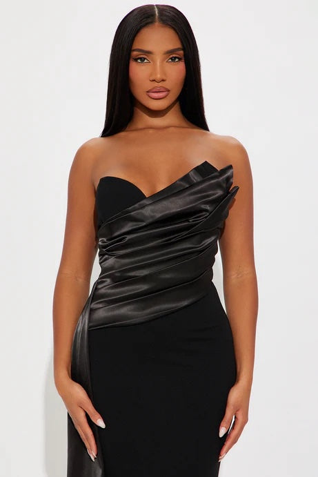Vestido negro strapless con cauda image
