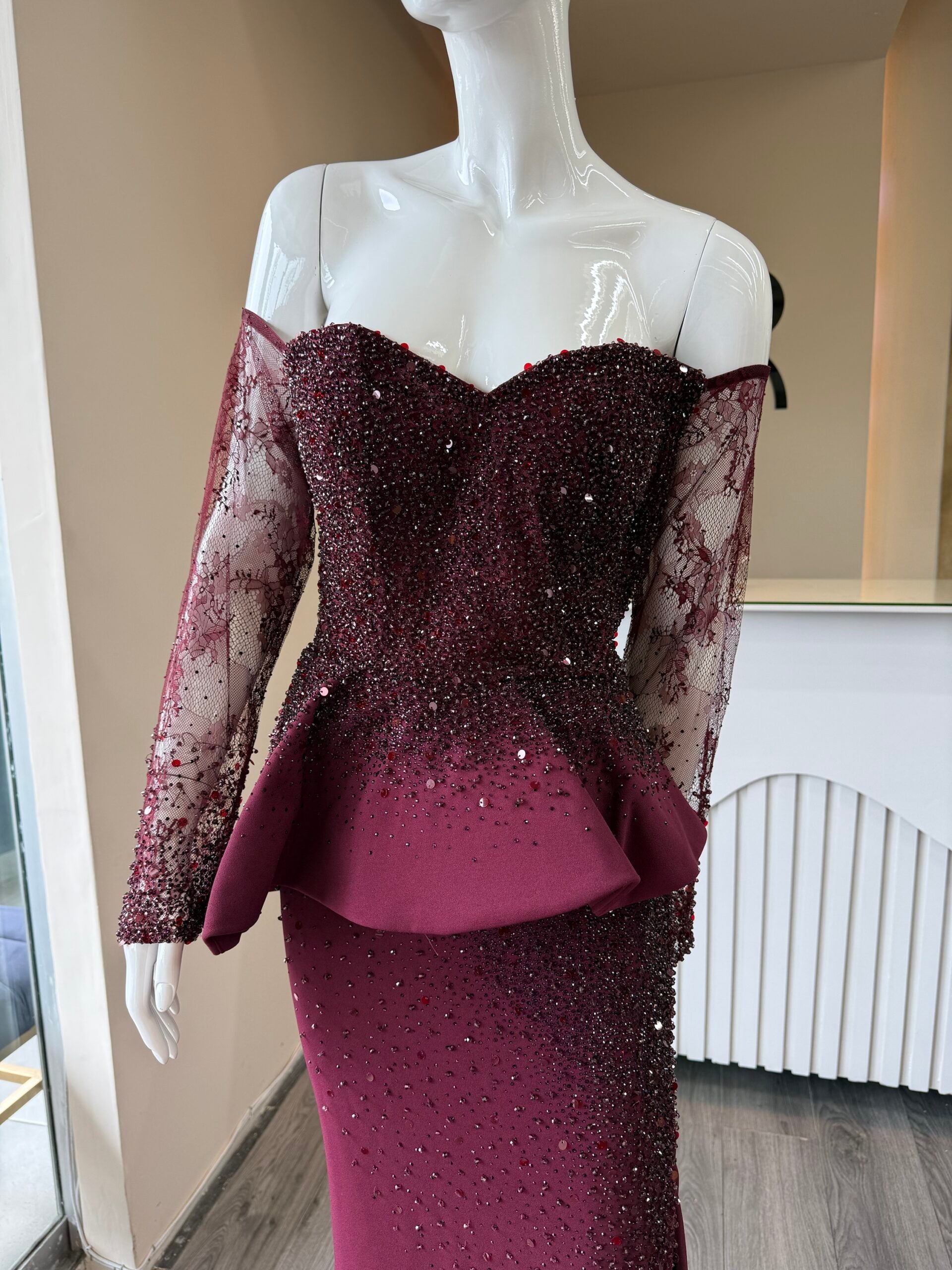 Vestido vino con manga de encaje y aplicaciones en todo el vestido image 1