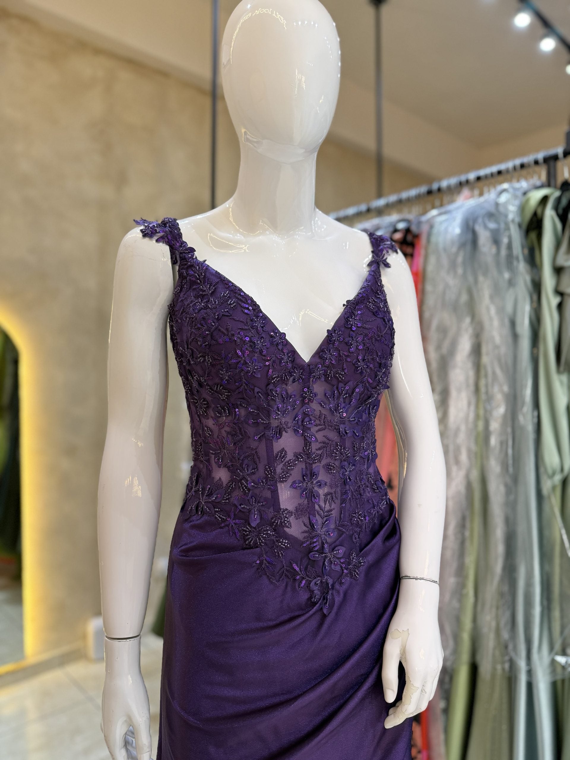 Vestido morado aplicación parte alta image 2