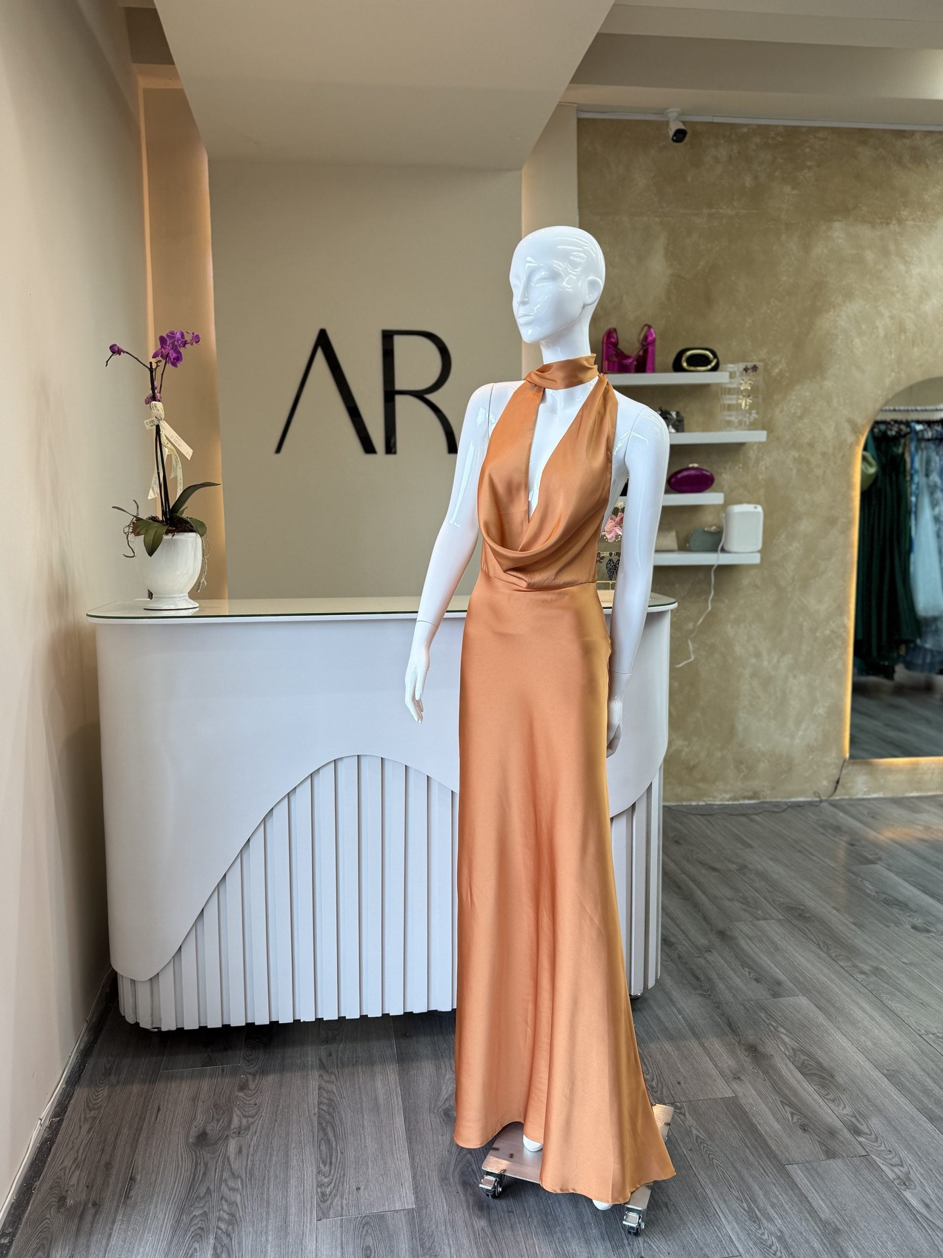 Vestido escote espalda y busto image