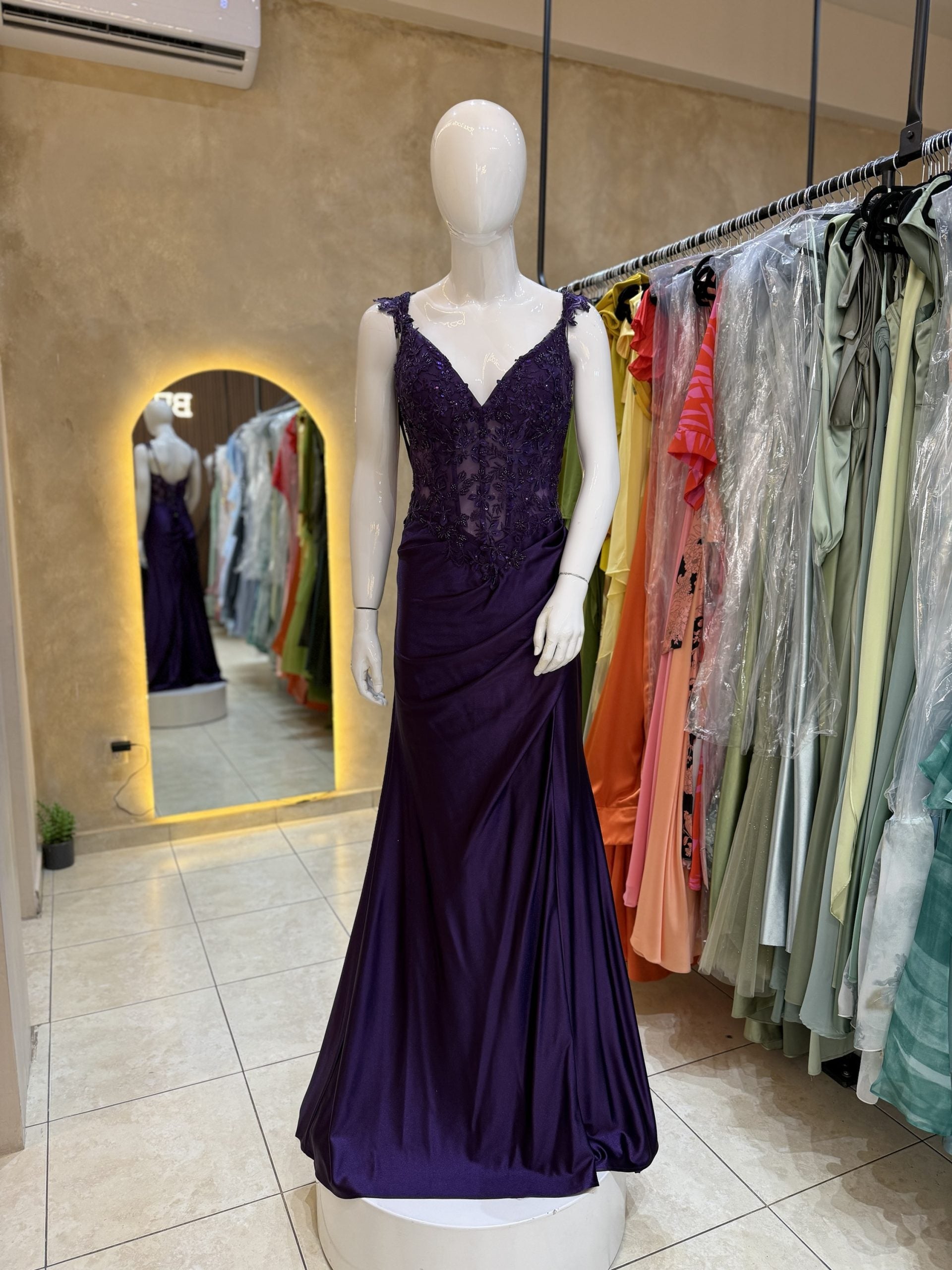 Vestido morado aplicación parte alta image 1