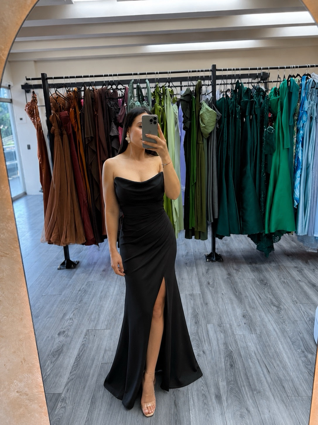Vestido negro strapless con abertura en pierna image