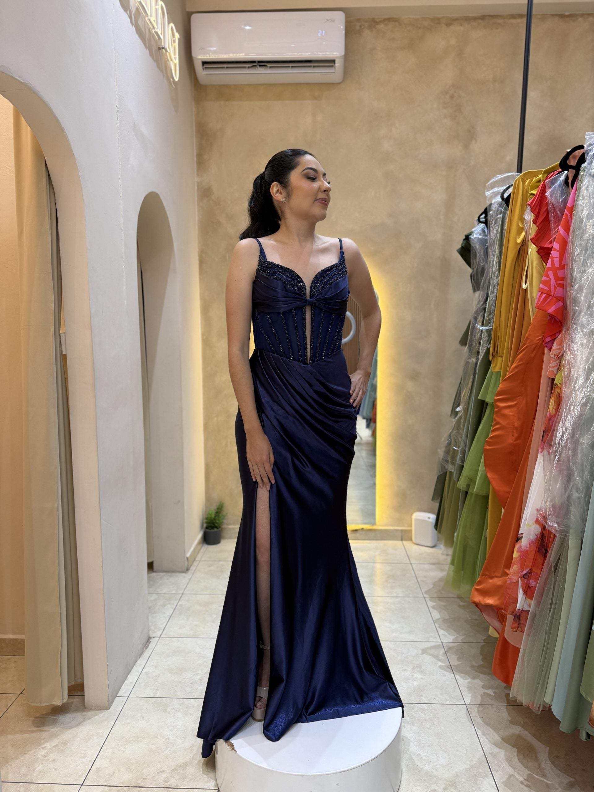 Vestido azul marino con corsé y aplicación image 1
