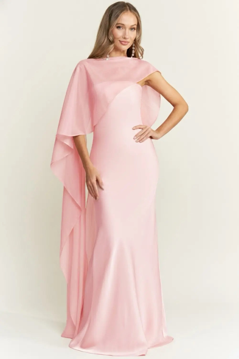 Vestido rosa pastel con capa image 0