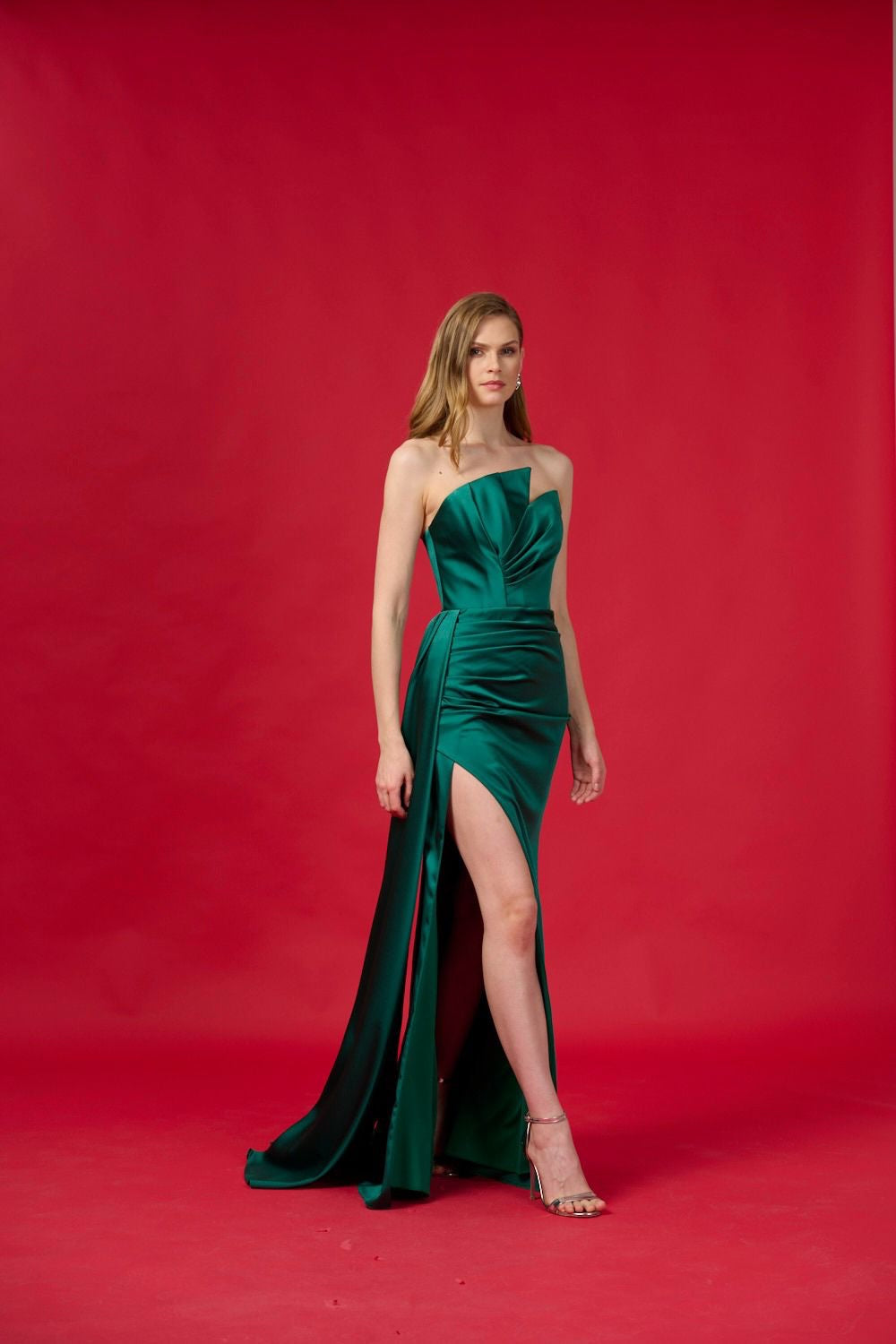 Vestido verde strapless con cauda lateral image
