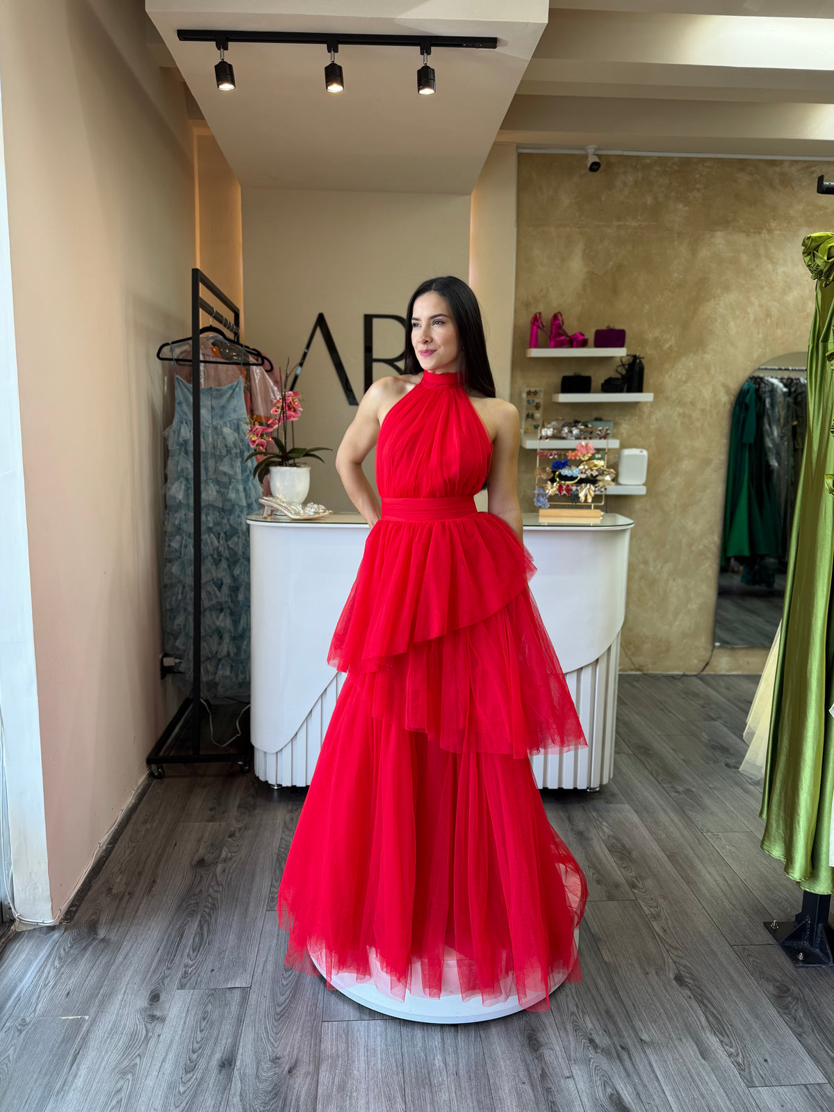 Vestido rojo halter de tul con espalda descubierta