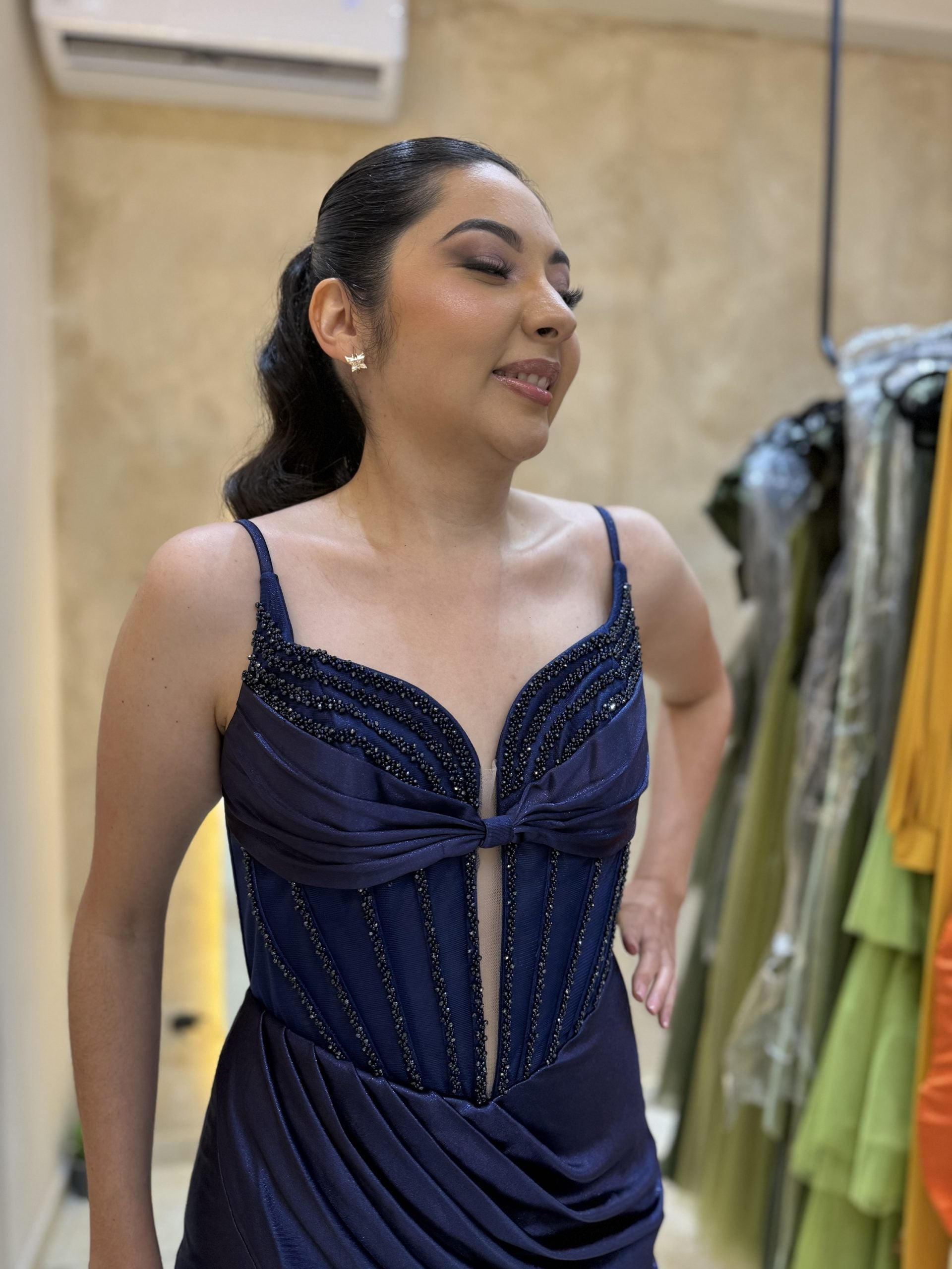 Vestido azul marino con corsé y aplicación image