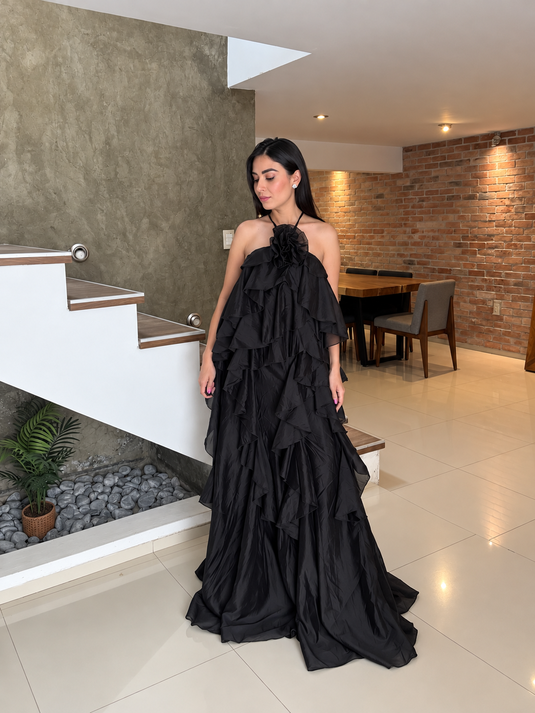 Vestido negro halter con volantes