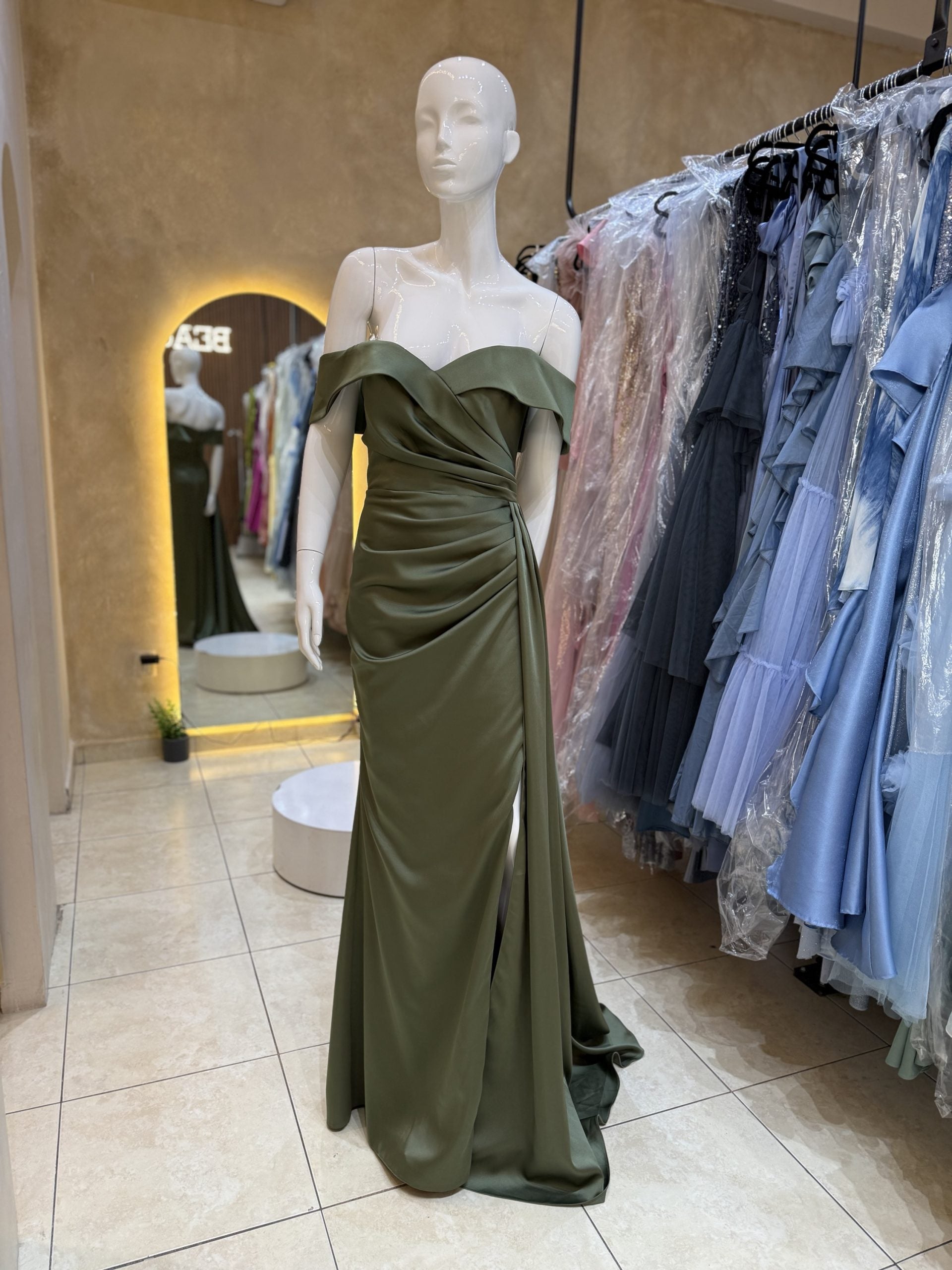 Vestido verde olivo strapless con cauda image