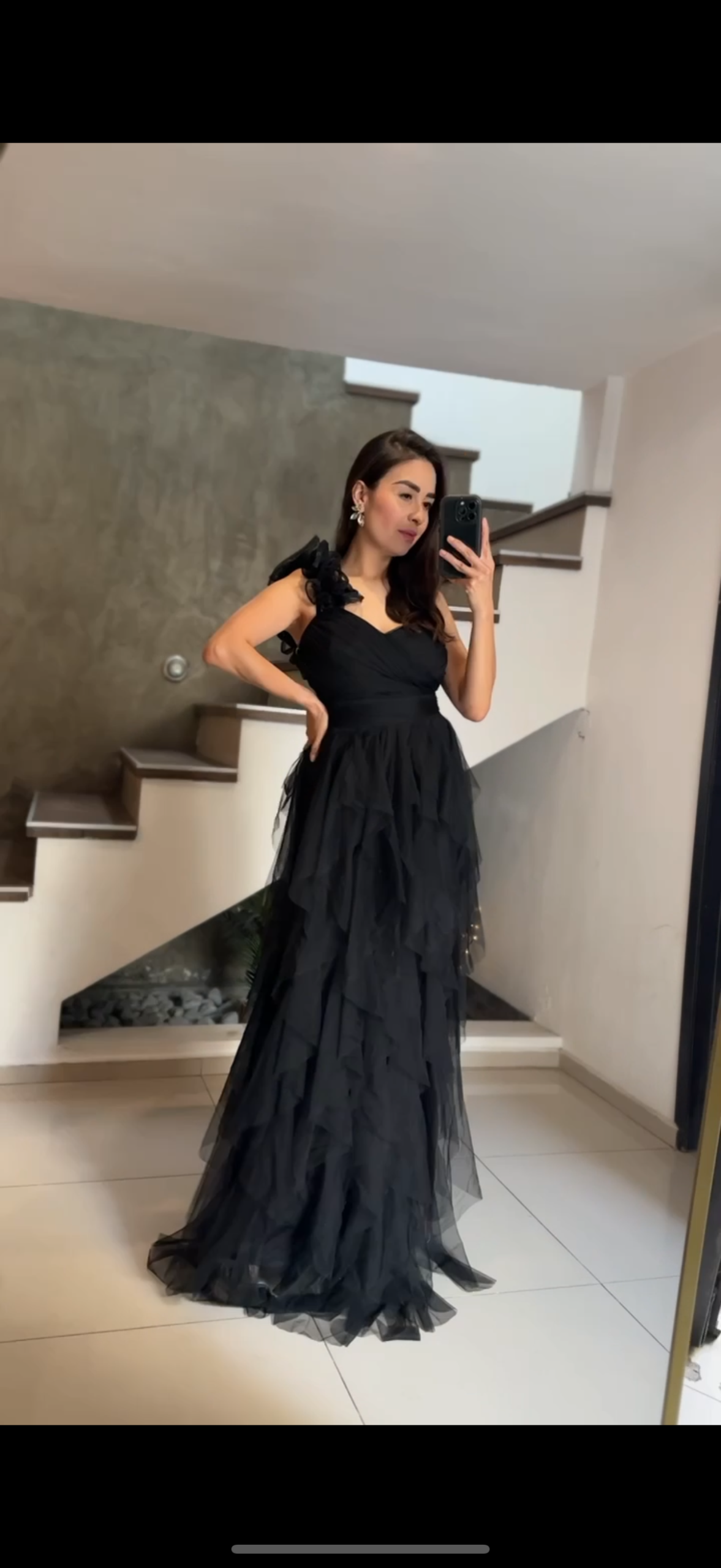 Vestido negro tul escarola en hombro image