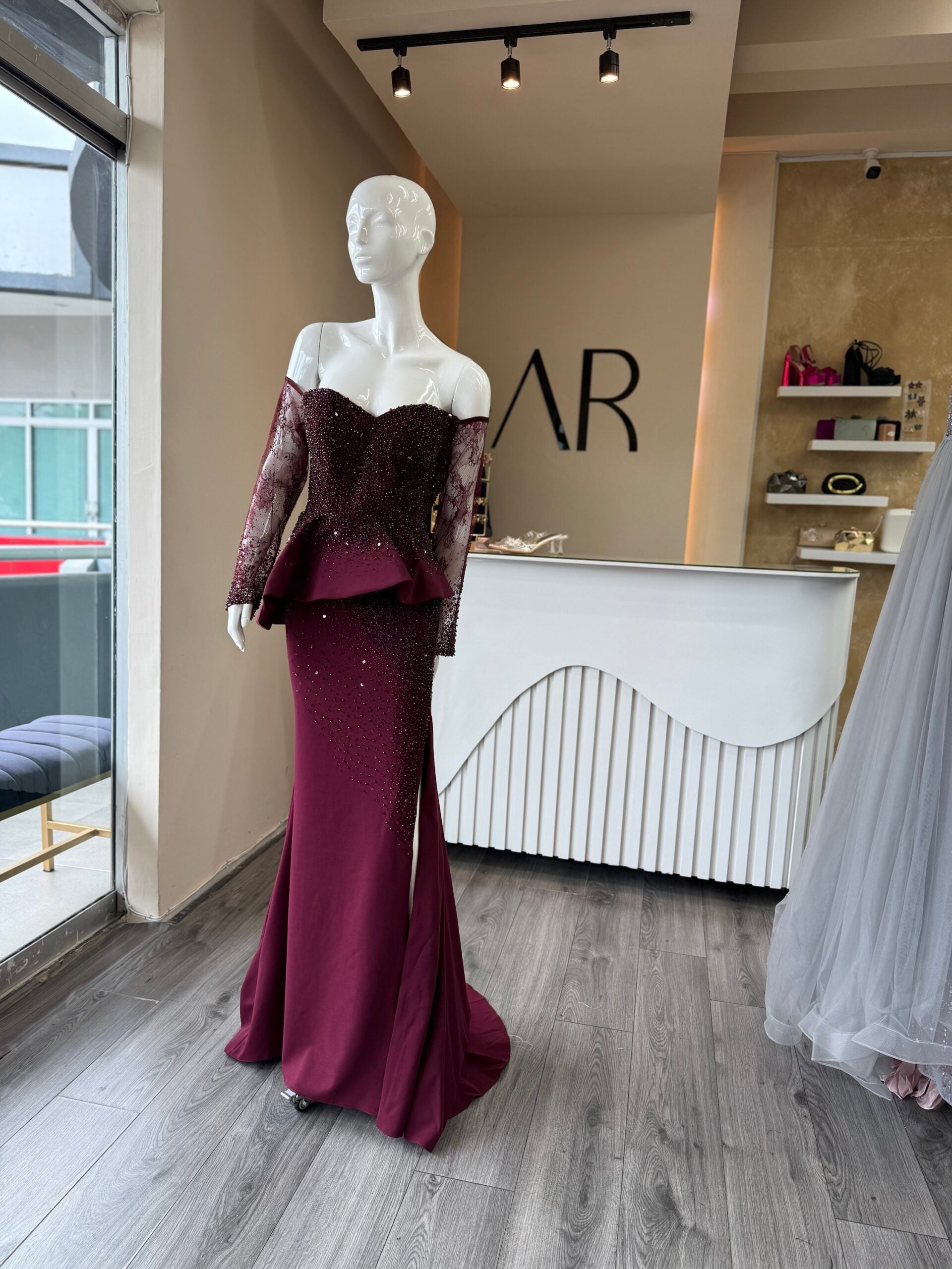 Vestido vino con manga de encaje y aplicaciones en todo el vestido image 0