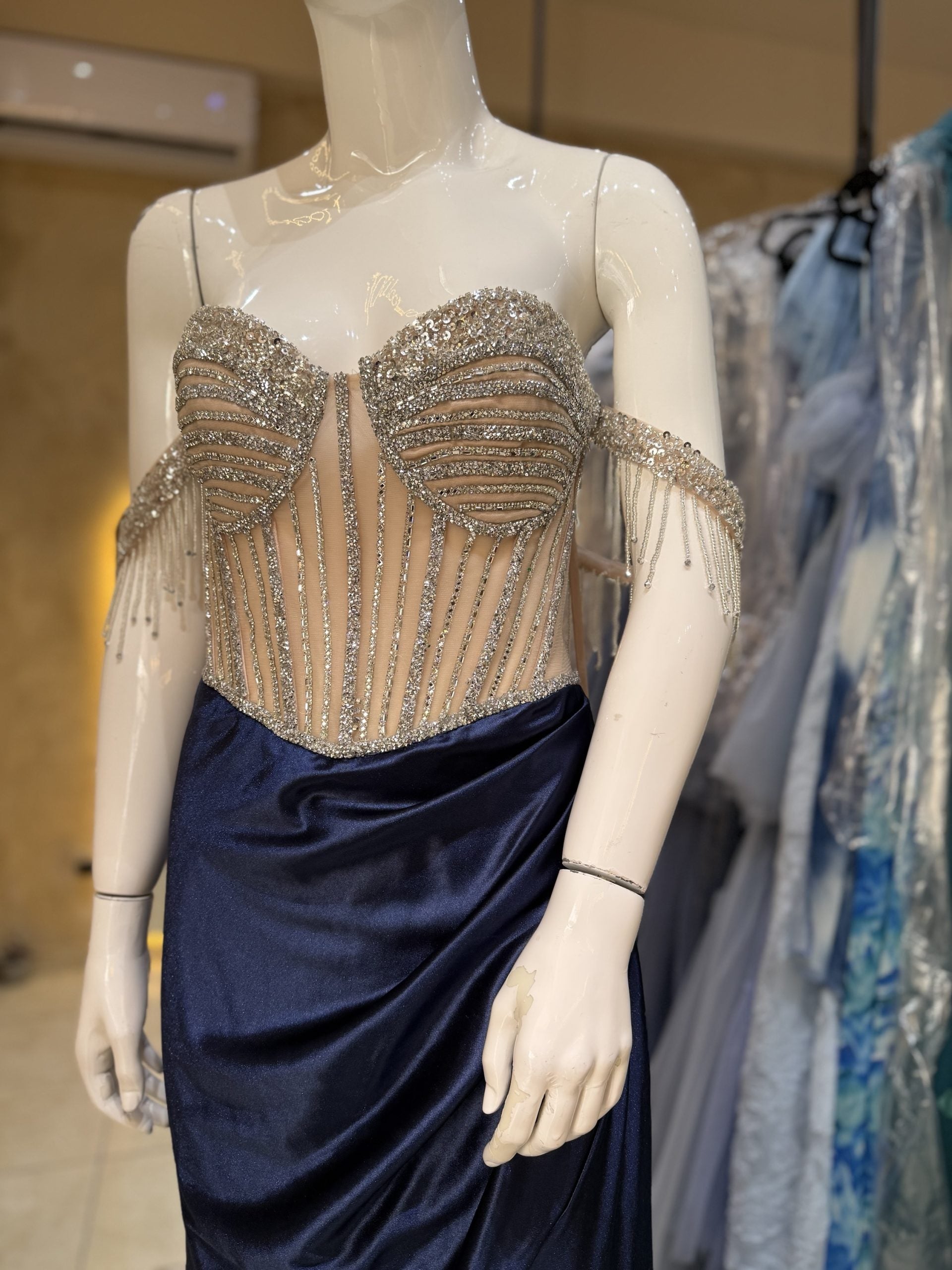 Vestido con aplicación plata parte alta image 1