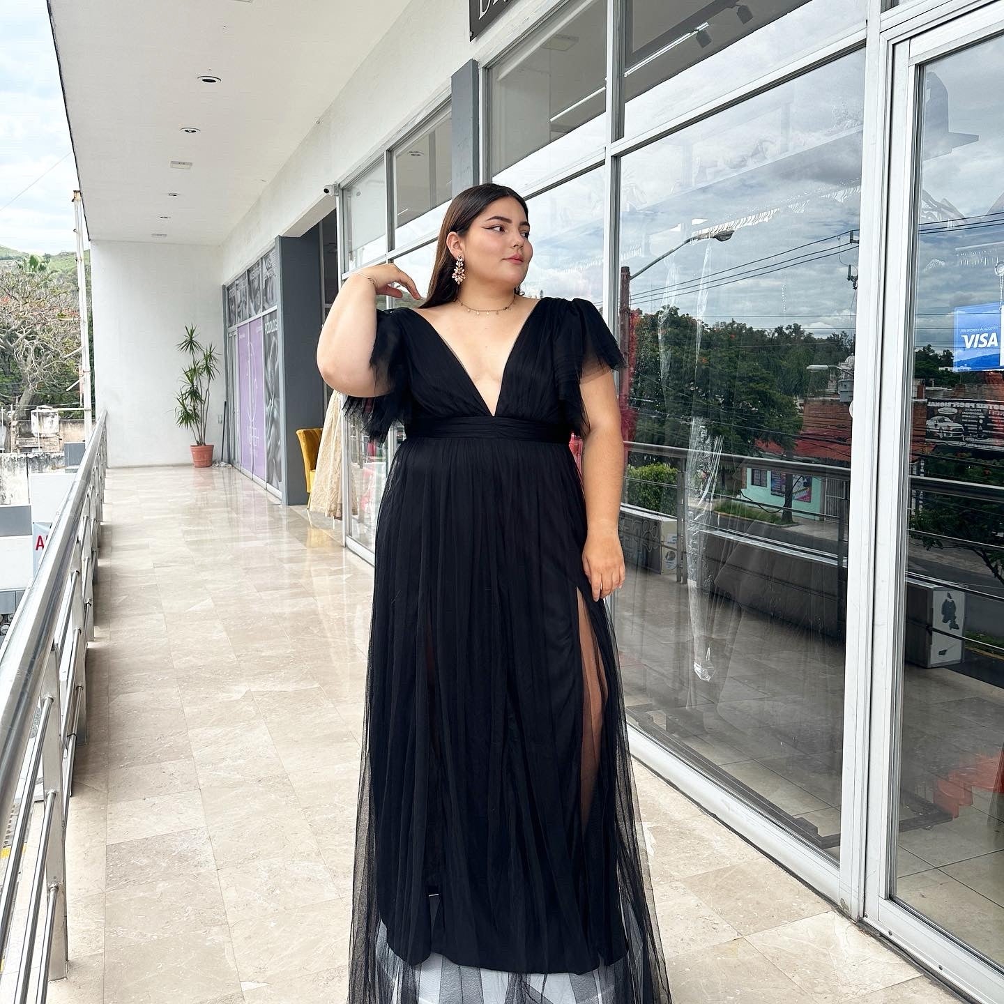 Vestido negro tul escote V image 0