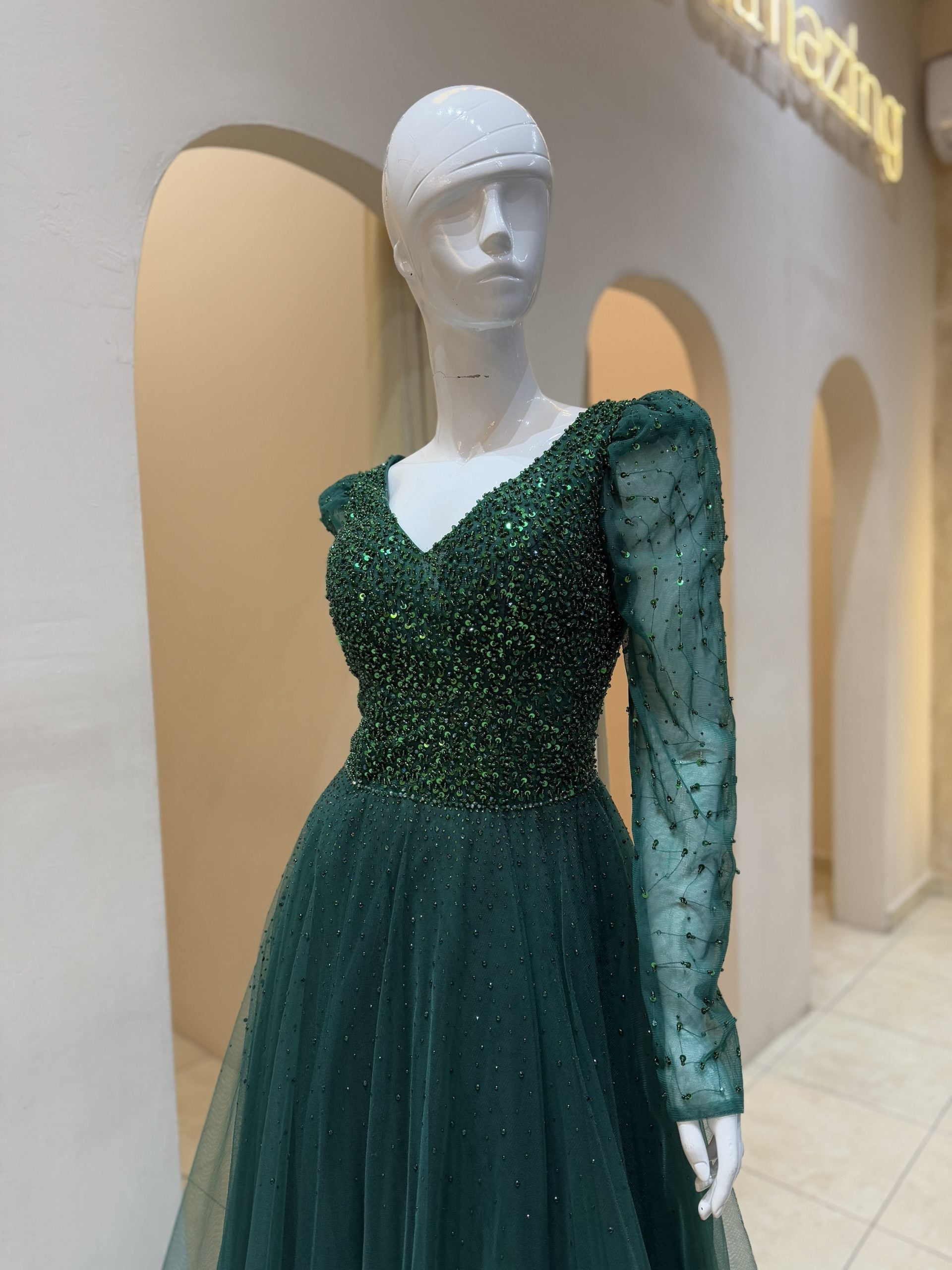 Vestido verde manga larga con aplicación image 1