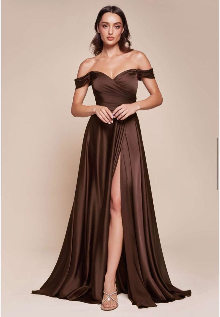 Vestido café off shoulder satinado corte A image 0