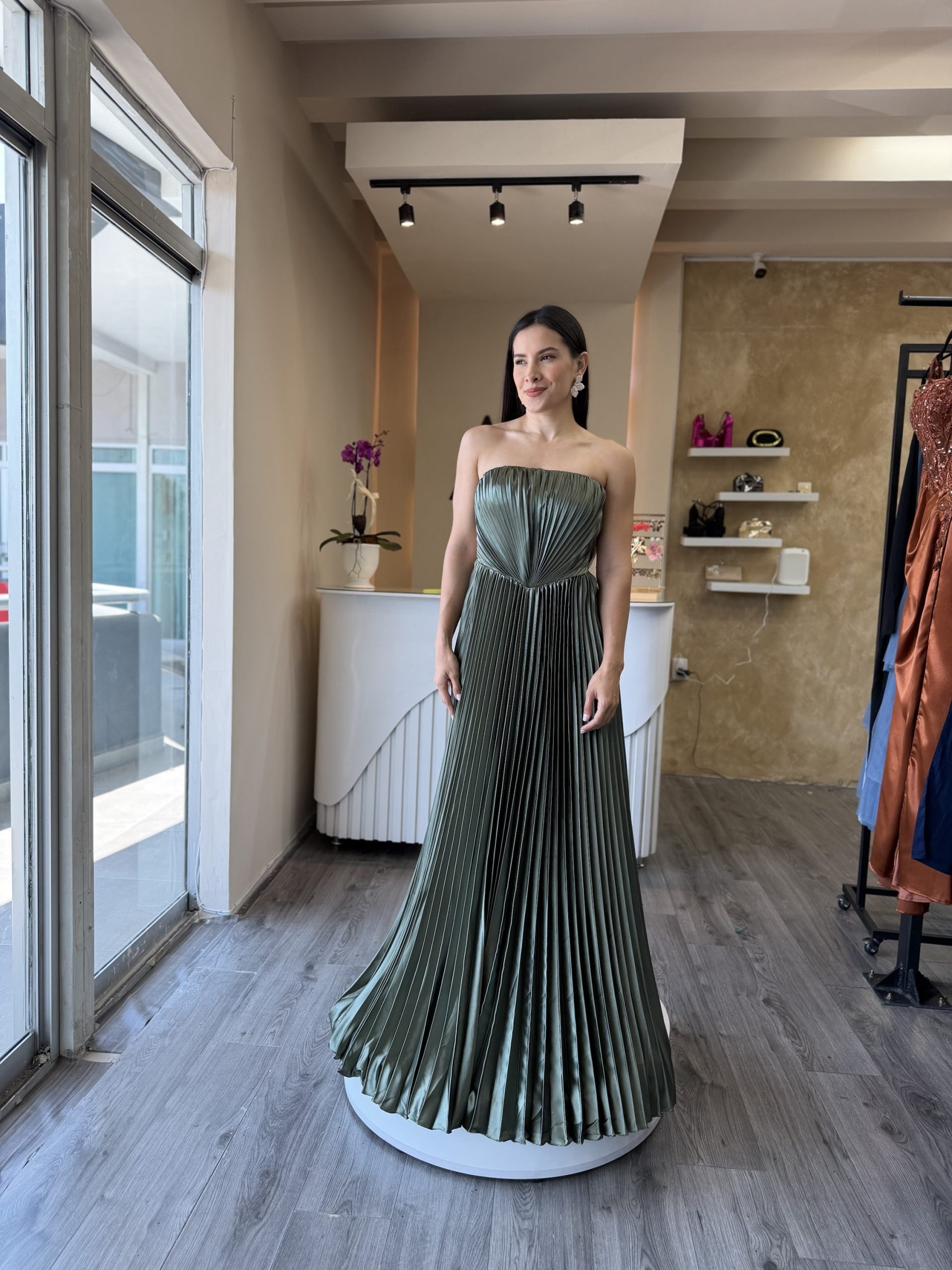 Vestido plisado strapless olivo image