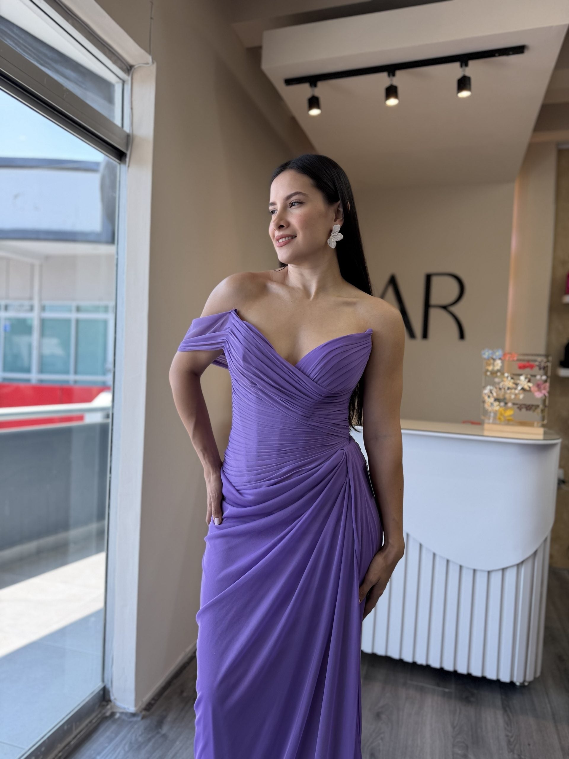 Vestido lila con corsé y estola en cuello image 0
