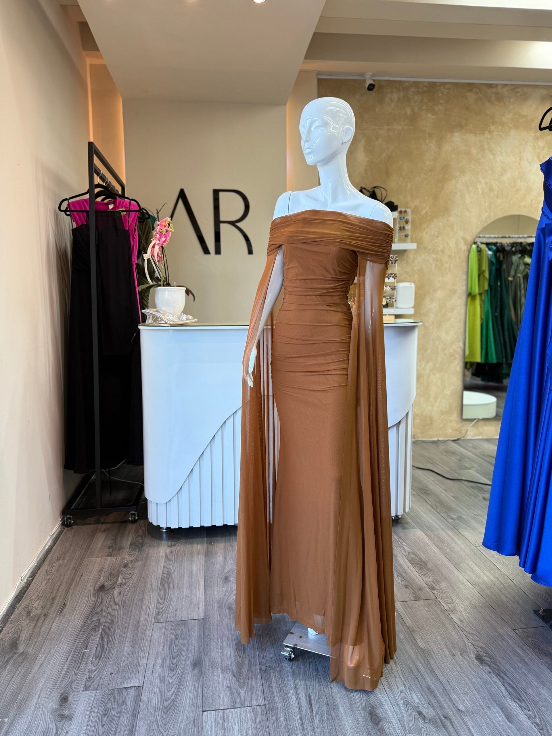 Vestido chedron con capa image
