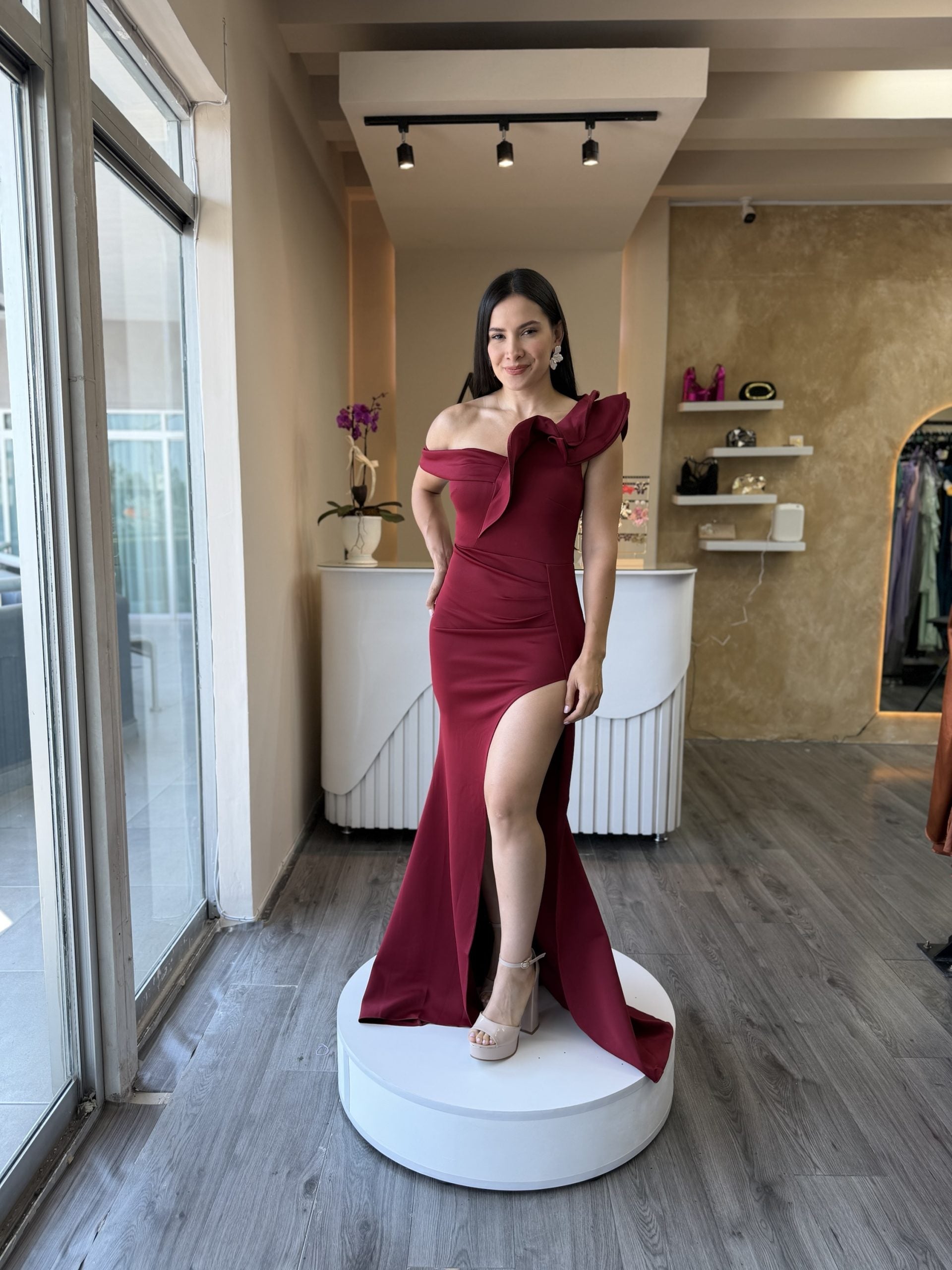 Vestido tinto asimétrico Olán image