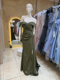 Vestido verde olivo strapless con cauda image 0