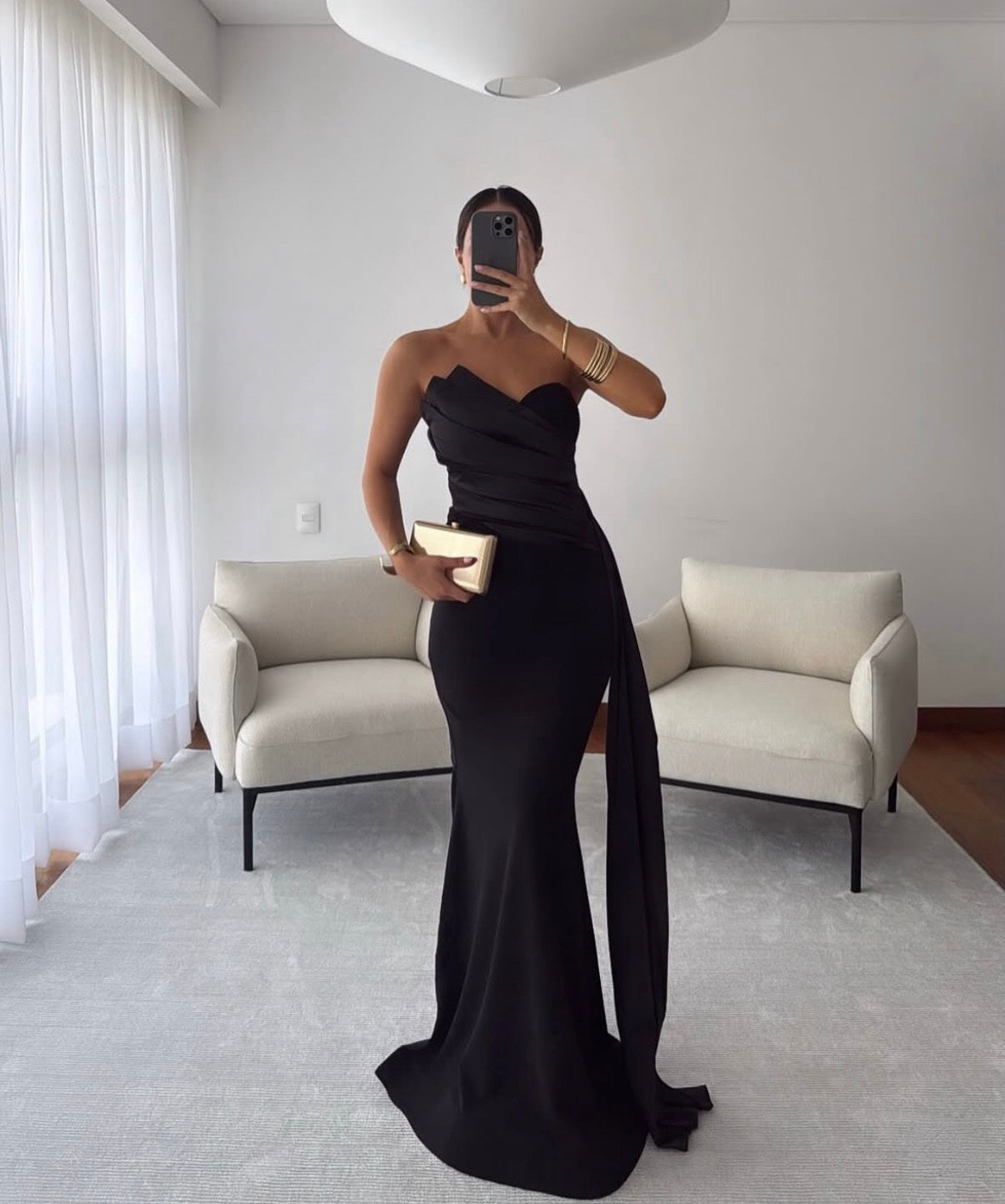 Vestido negro strapless con cauda image 2