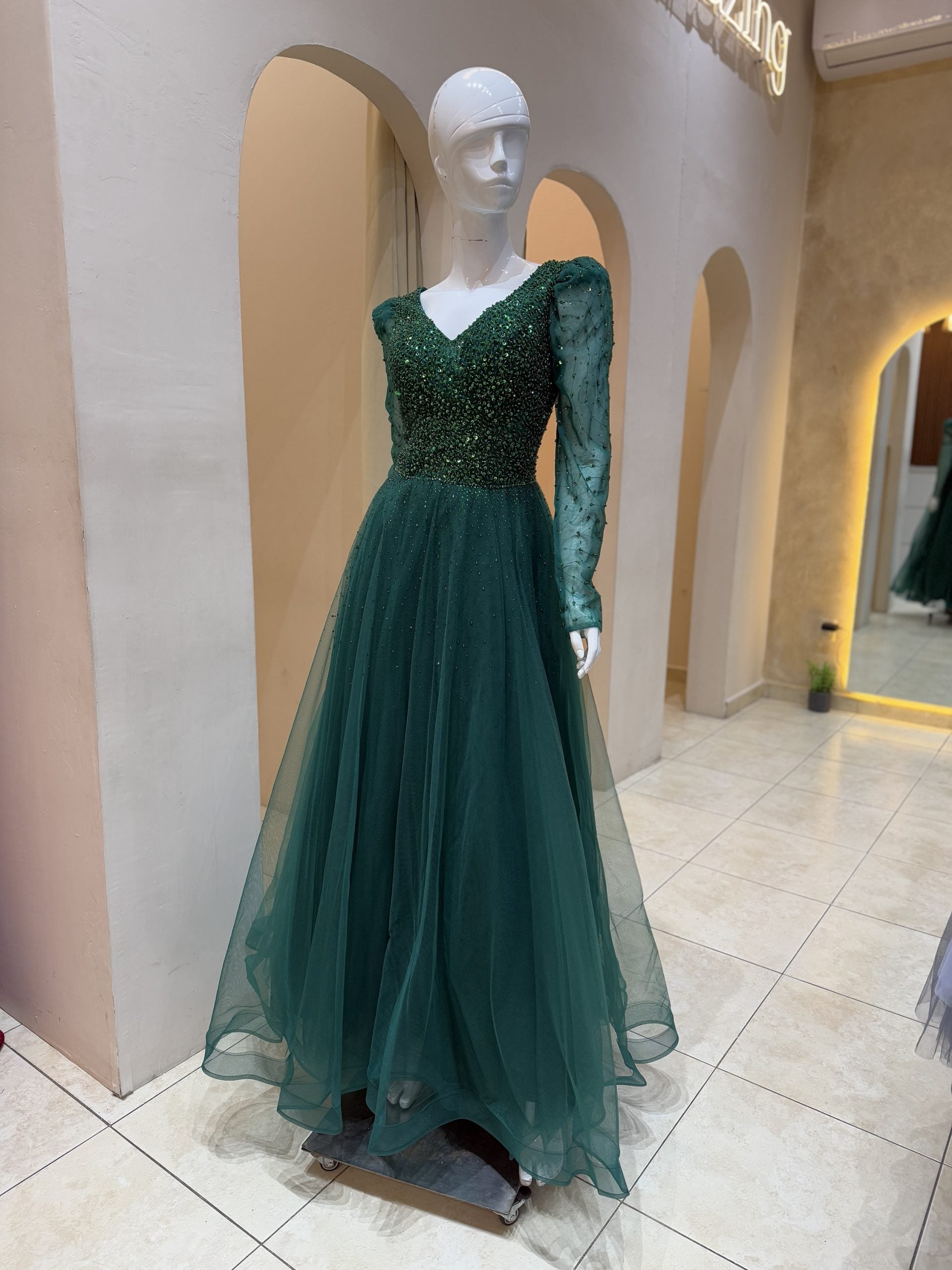 Vestido verde manga larga con aplicación image