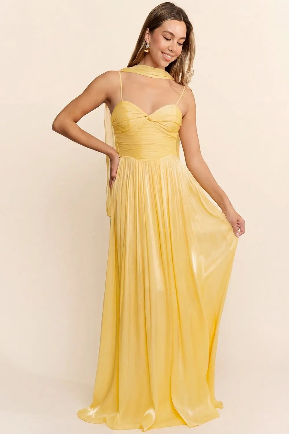 Vestido amarillo con estola image