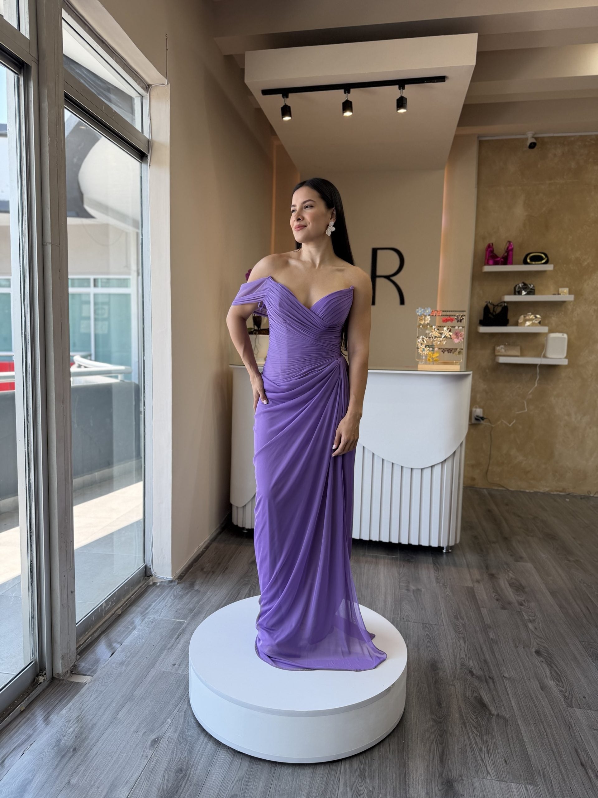 Vestido lila con corsé y estola en cuello image 1