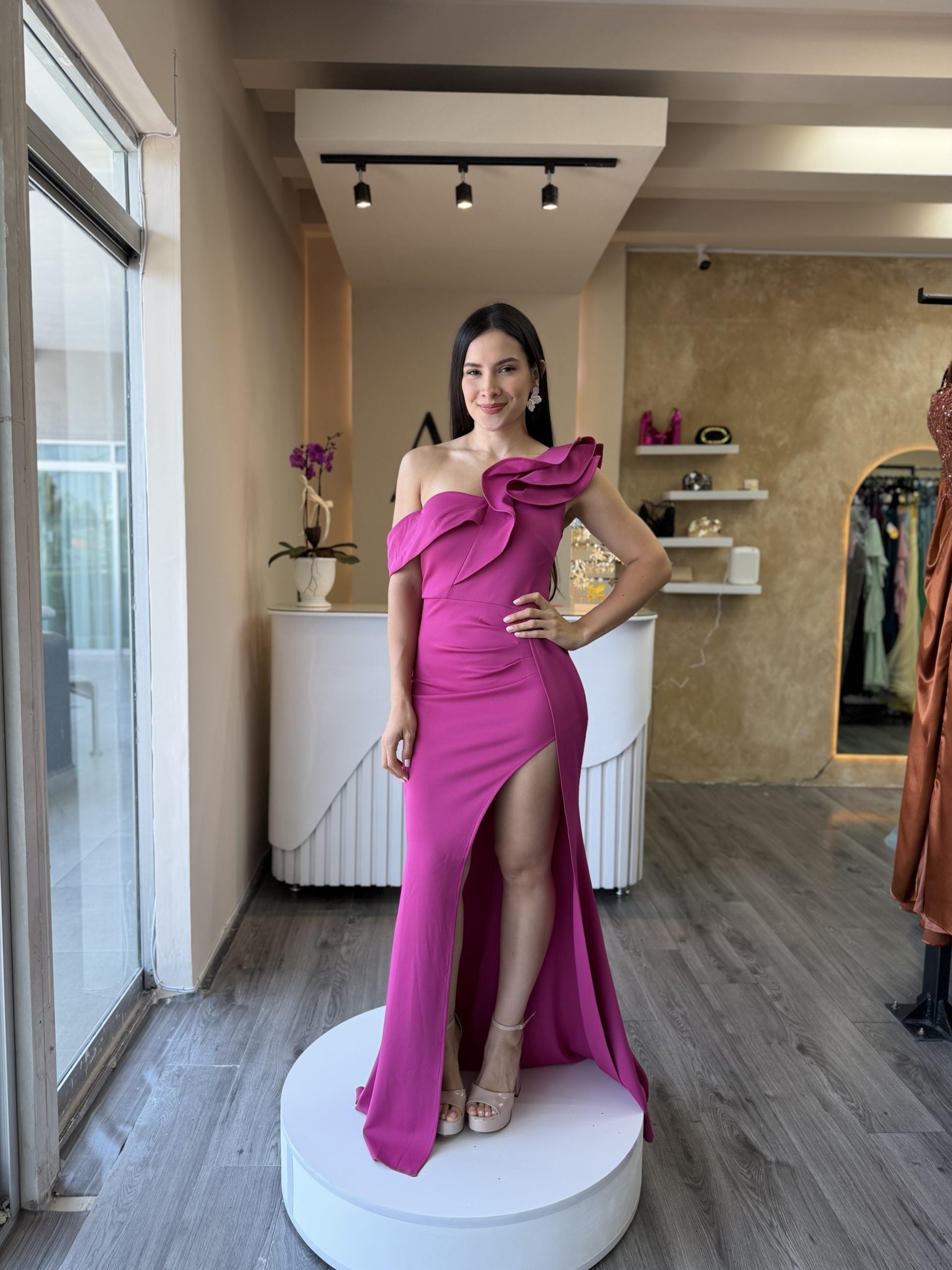 Vestido fucsia plan asimétrico image 0